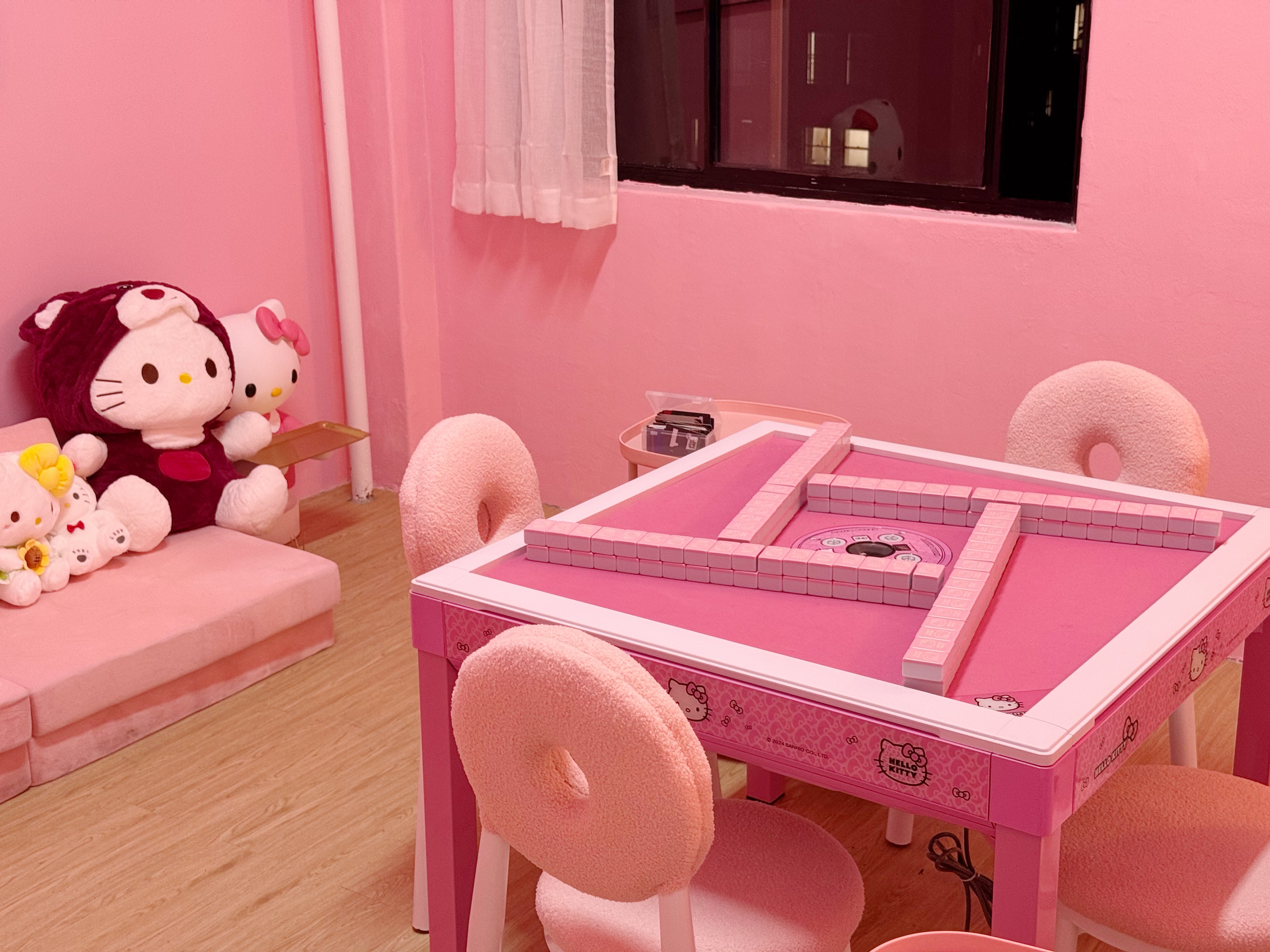 Kitty Lounge — pink Hello Kitty themed mahjong room